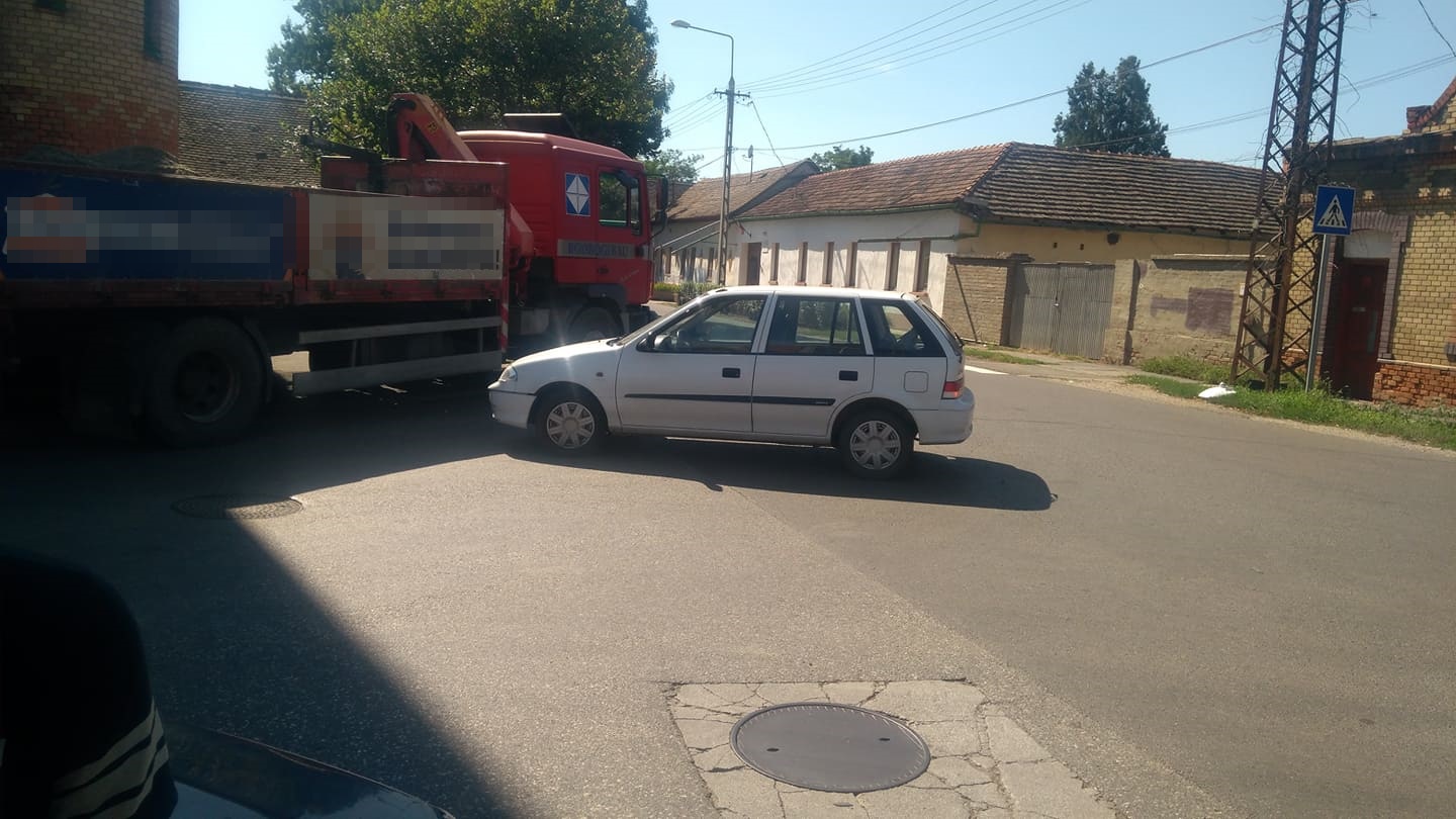 Háromkerekű és személyautó ütközött Vásárhelyen