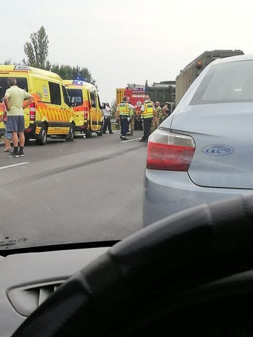 Hódmezővásárhelyi katonai konvoj szenvedett balesetet az M7-esen, mentőhelikopter vitt el két sérültet