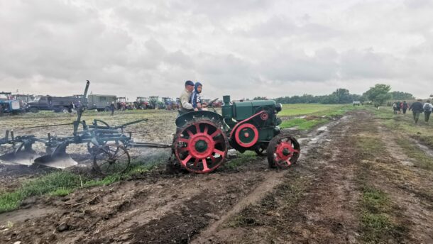 Lehet eső, lehet sár: így is küzdenek a földdel a szántómesterek Székkutas határában (fotók)