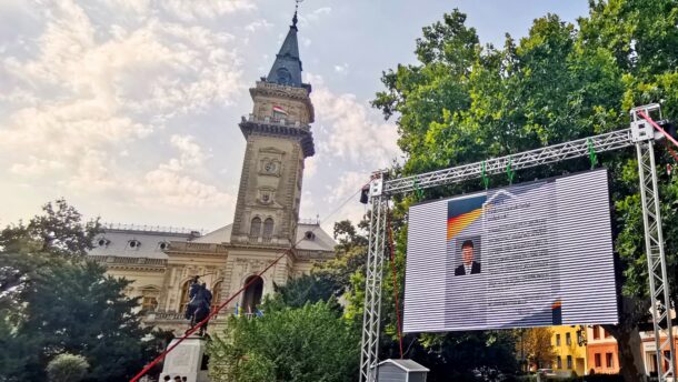 Márki-Zay-propagandát őriznek a vásárhelyi közterület-felügyelők 2