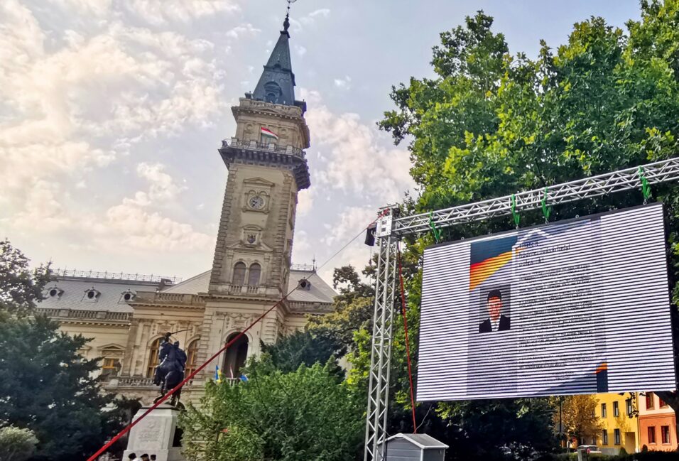 Márki-Zay-propagandát őriznek a vásárhelyi közterület-felügyelők 2