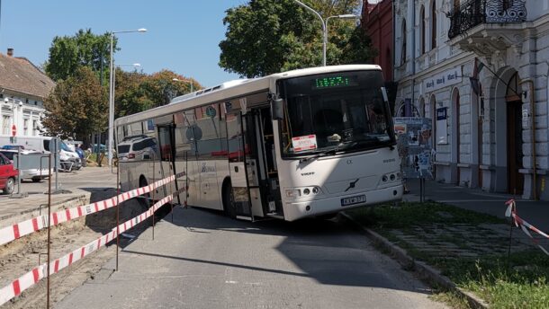 Munkaárokba sodródott egy busz az Andrássy utcán