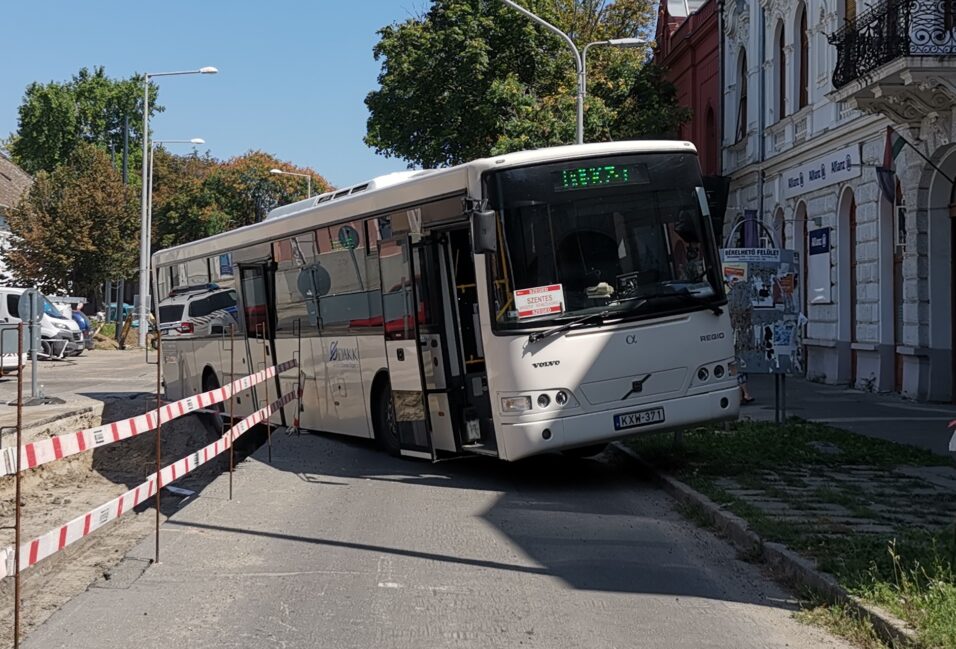 Munkaárokba sodródott egy busz az Andrássy utcán