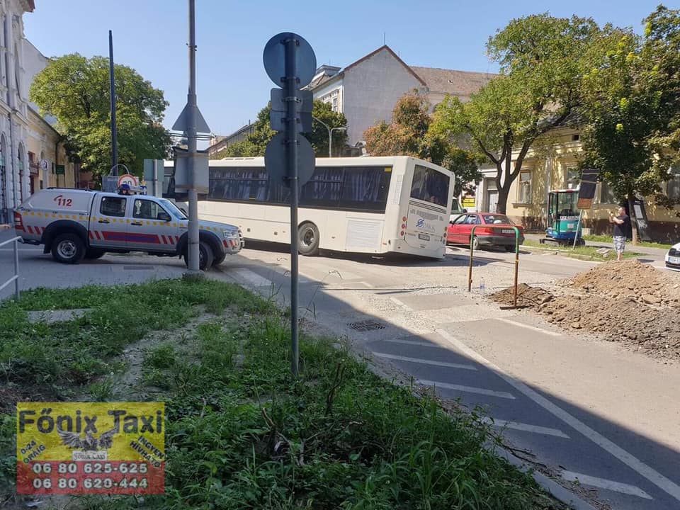 Munkaárokba sodródott egy busz az Andrássy úton