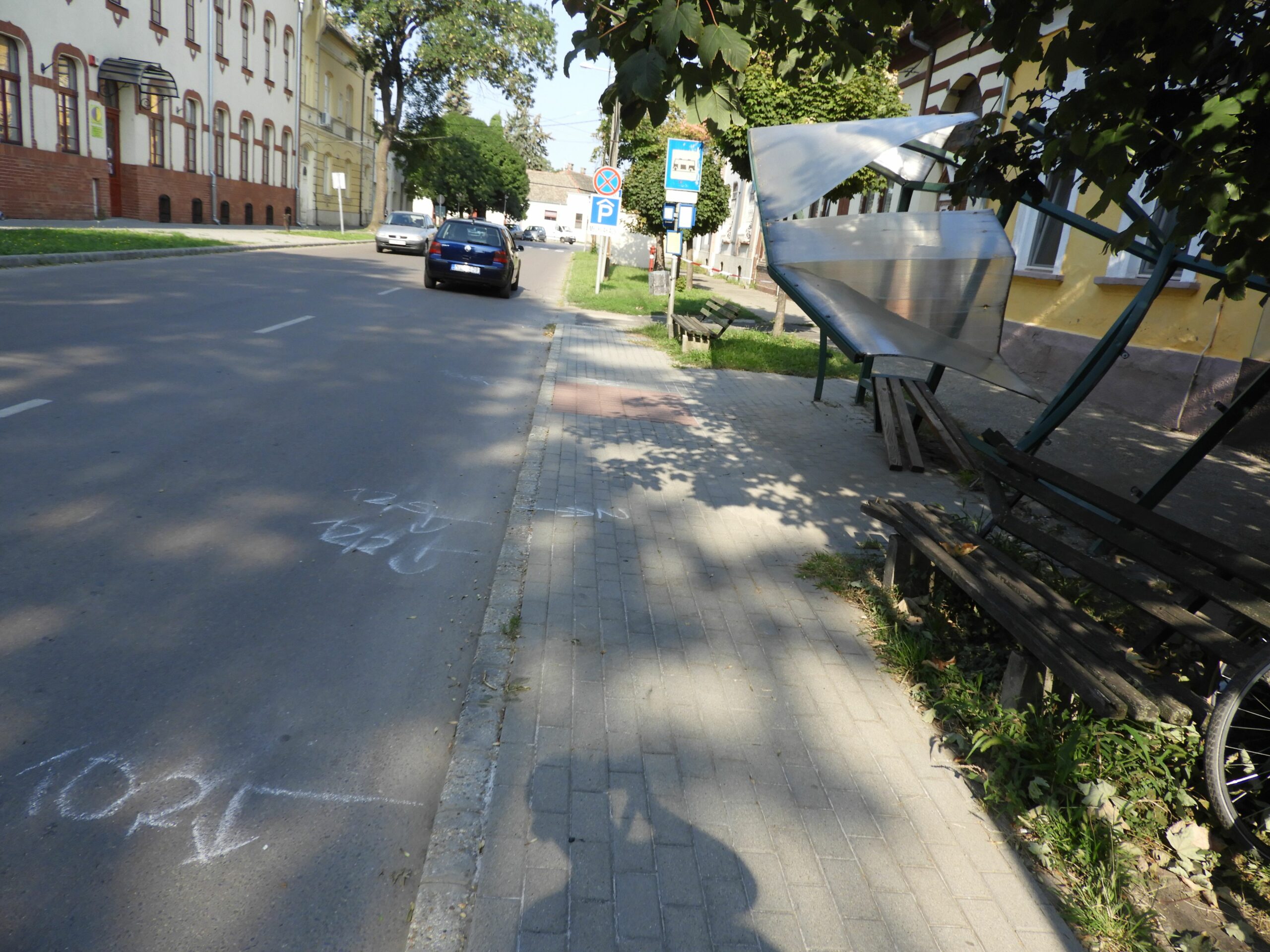 Valami nagyon letarolt egy buszmegállót a Petőfi utcán 5