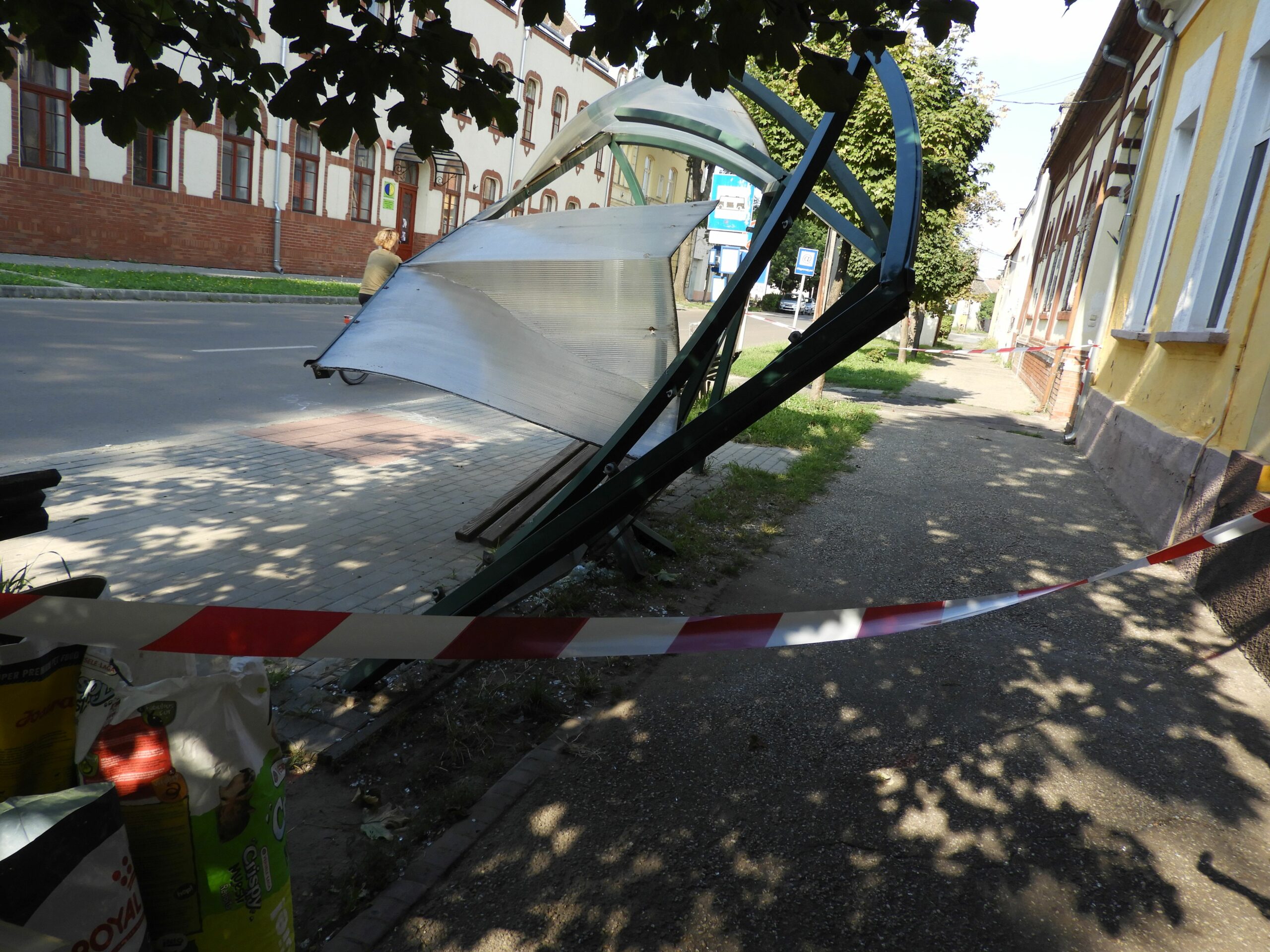 Valami nagyon letarolt egy buszmegállót a Petőfi utcán 6