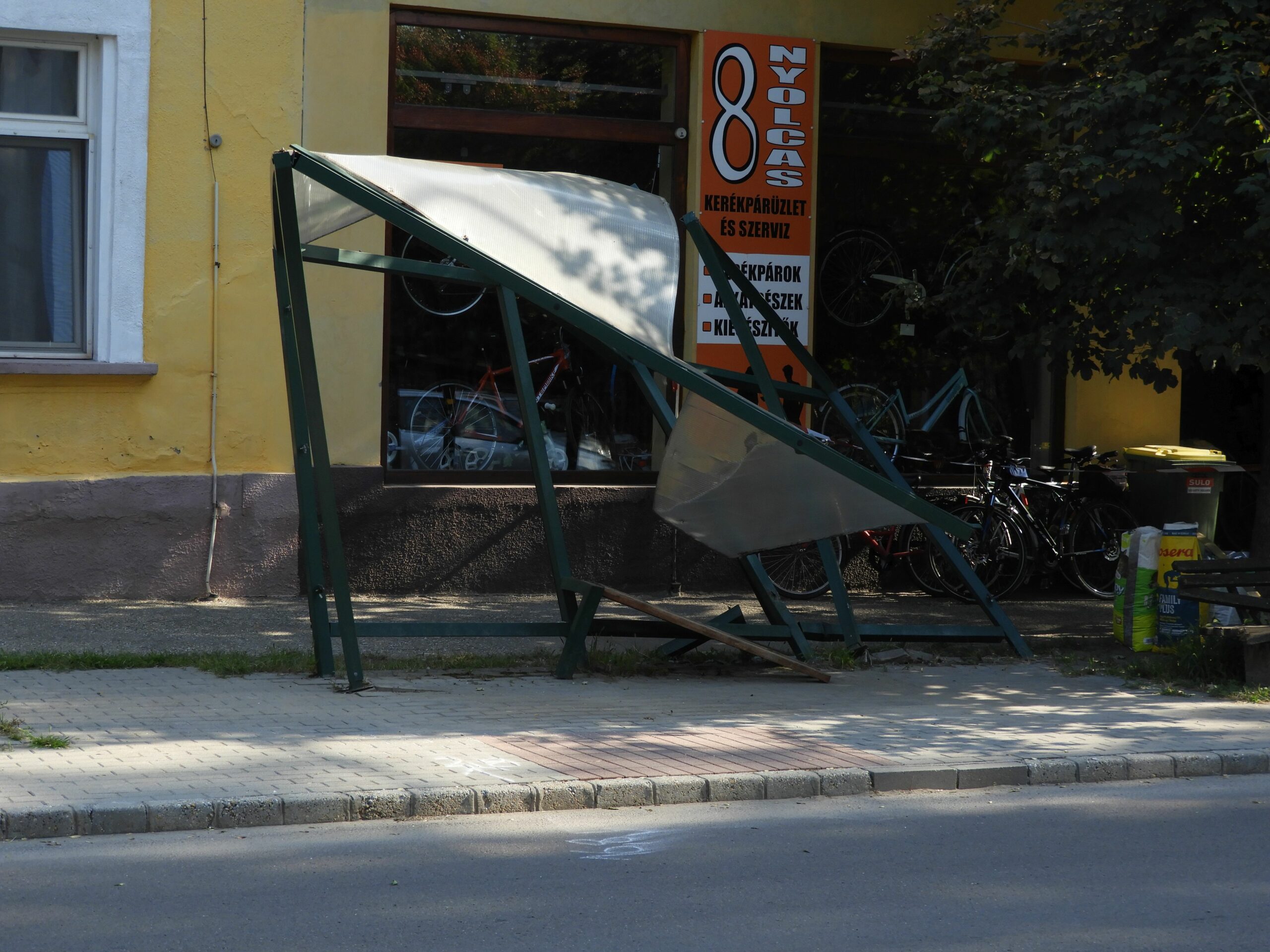 Valami nagyon letarolt egy buszmegállót a Petőfi utcán