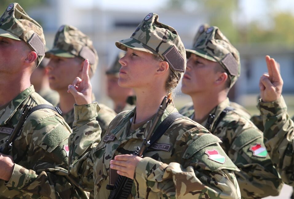 Katonai eskütétel Vásárhelyen