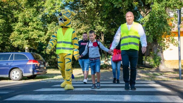 A Kertvárosban fogta a gyermekek kezét a tigris