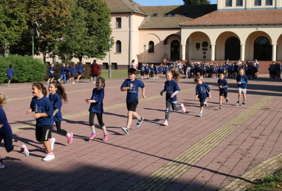 Flashmobbal és futással csatlakozott a Szent István Iskola az Európai Diáksport Napjához (galéria)