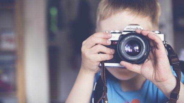 Gyerekpszichiáter: veszélyes, ha túl sokat fotót posztolnak a szülők a gyermekükről