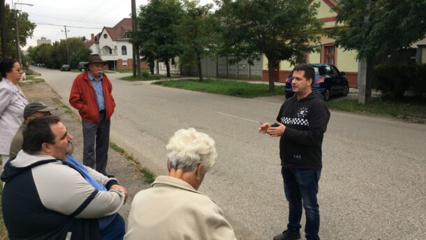 Indulatokkal teli utcafórumot tartott Cseri Tamás