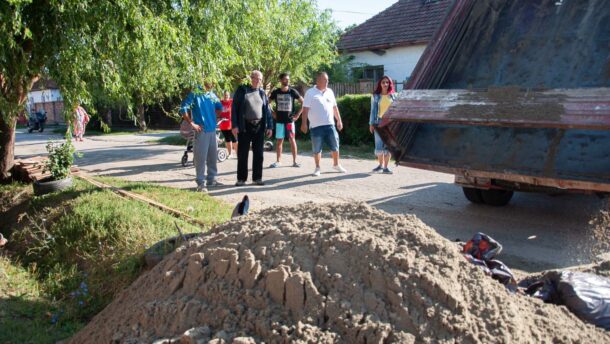 Kószó Péter is segít abban, hogy a Gólya utcai roma család újrakezdje az életét