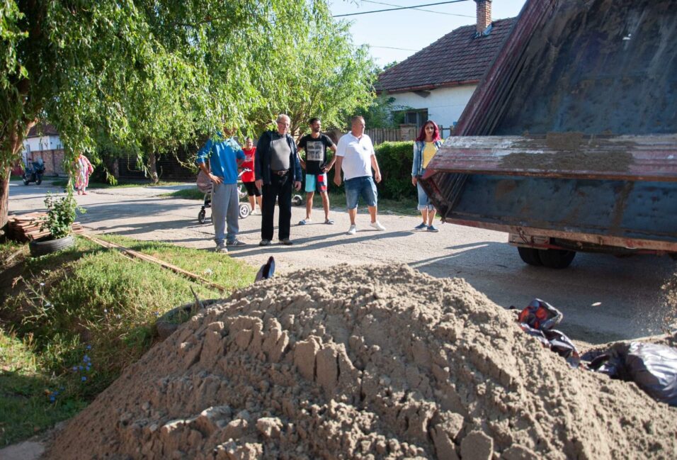 Kószó Péter is segít abban, hogy a Gólya utcai roma család újrakezdje az életét