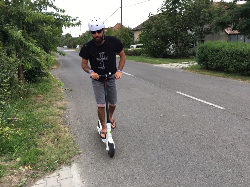 Szerkesztőségünk is kipróbálta az elektromos rollereket 4