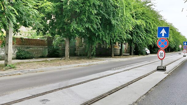 Új városfal a Szőnyin, ideiglenes parkoló az Andrássyn (X)