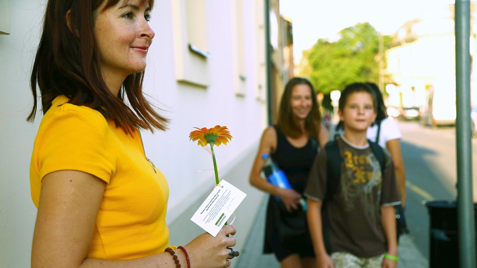 Virággal kedveskedett Grezsa István az édesanyáknak tanévkezdéskor 15