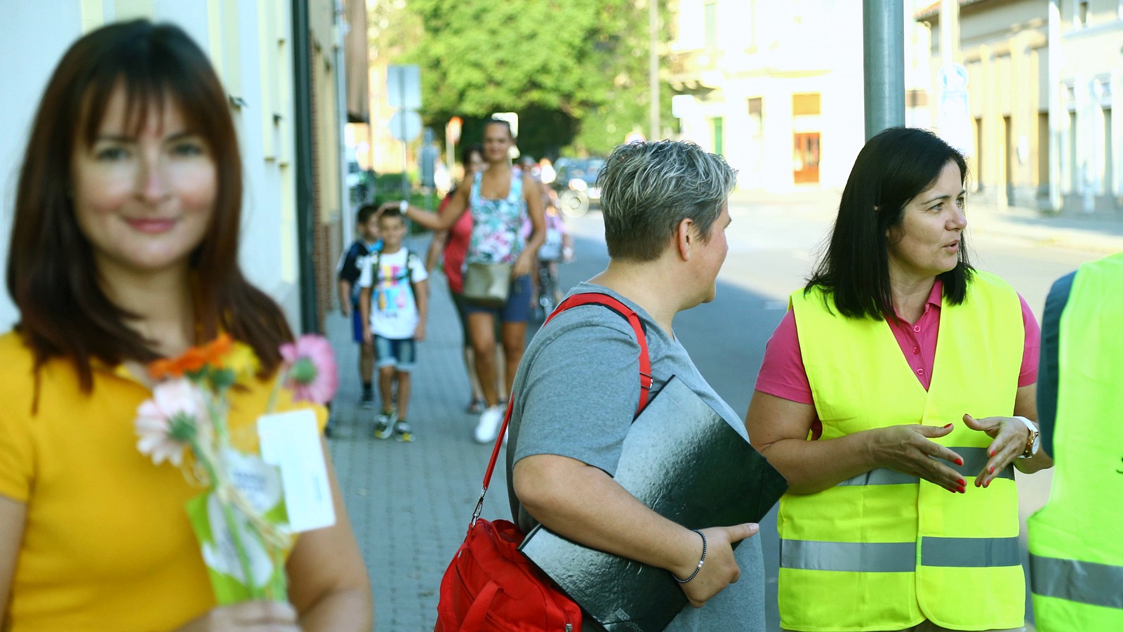 Virággal kedveskedett Grezsa István az édesanyáknak tanévkezdéskor 17