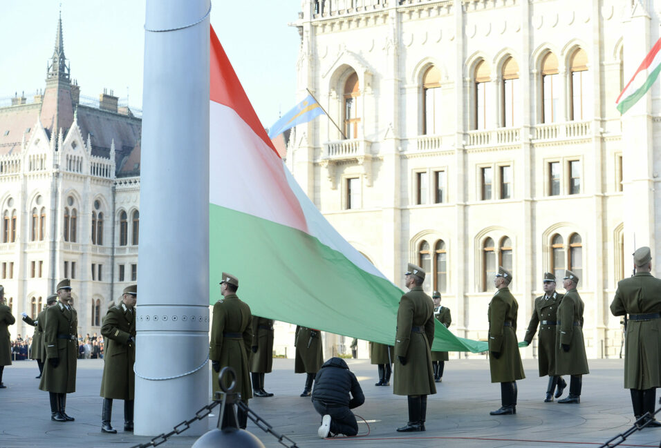 Felvonták a nemzeti lobogót az Országház előtt