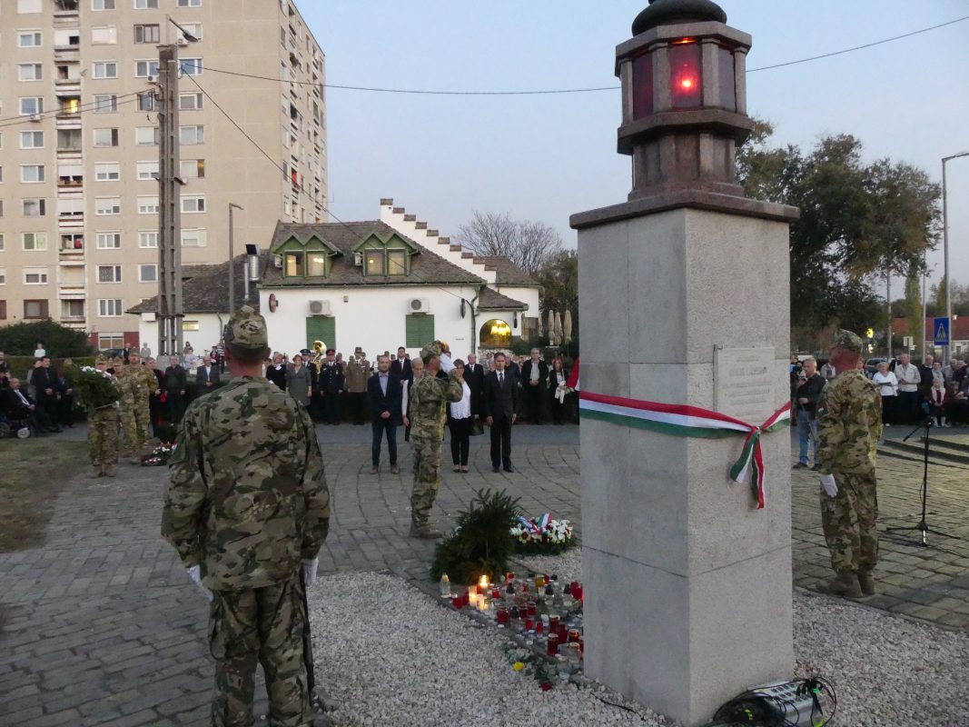 Koszorúzással és fáklyás felvonulással tisztelegtek a vásárhelyiek 2