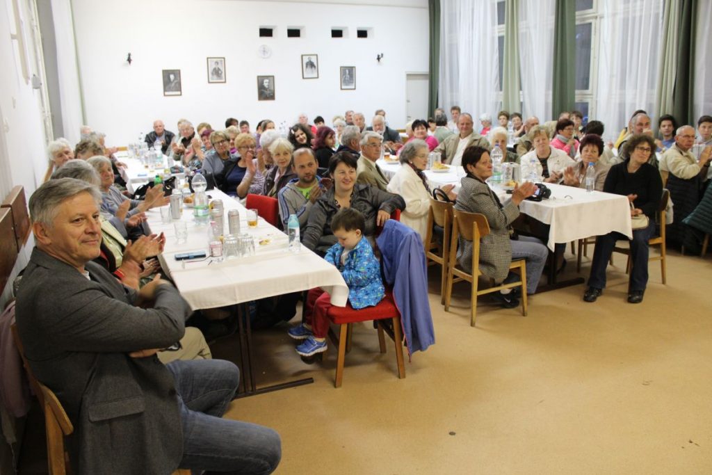 Nótaszóval telt meg a Csúcsi Olvasókör – telt ház mellett énekeltek a híres énekesek 1