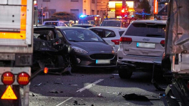 Újabb terrorcselekmény: egy szíriai migráns Németországban direkt belehajtott lopott teherautójával több autóba