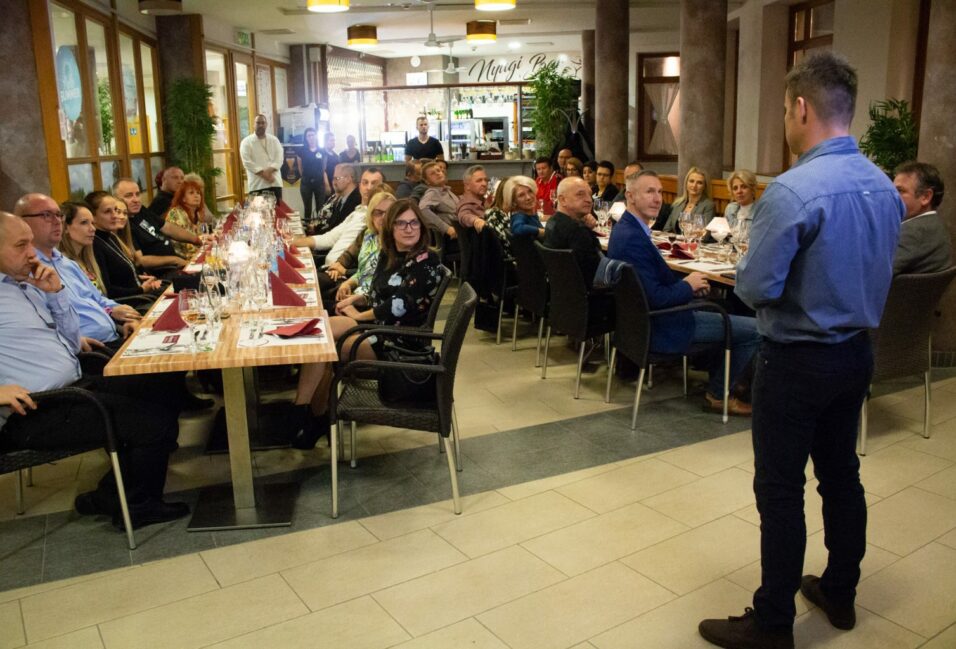 A szekszárdi borok világába kalauzolták el a Nyugi Bár Borvacsorájának vendégeit 2