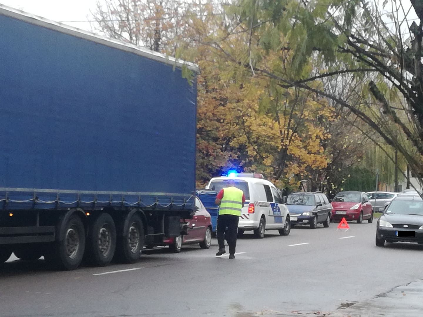 Baleset a Pálffy utcán – kamion és személyautó ütközött 3