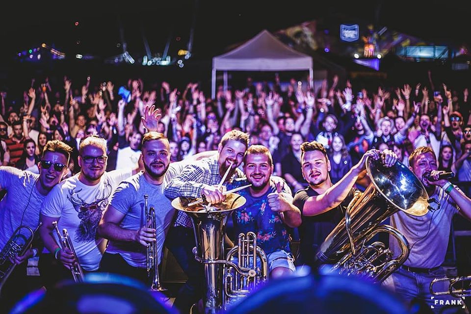 Egyedi-örömzenélésből hivatás: így született a SunCity Brass 1