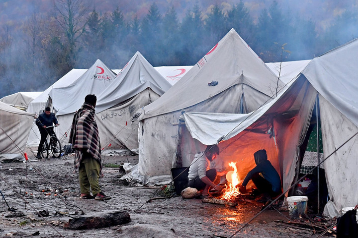 Eldurvult a helyzet Bosznia-Hercegovinában, Bihácsnál migránsok ezrei várják, hogy az unió felé indulhassanak