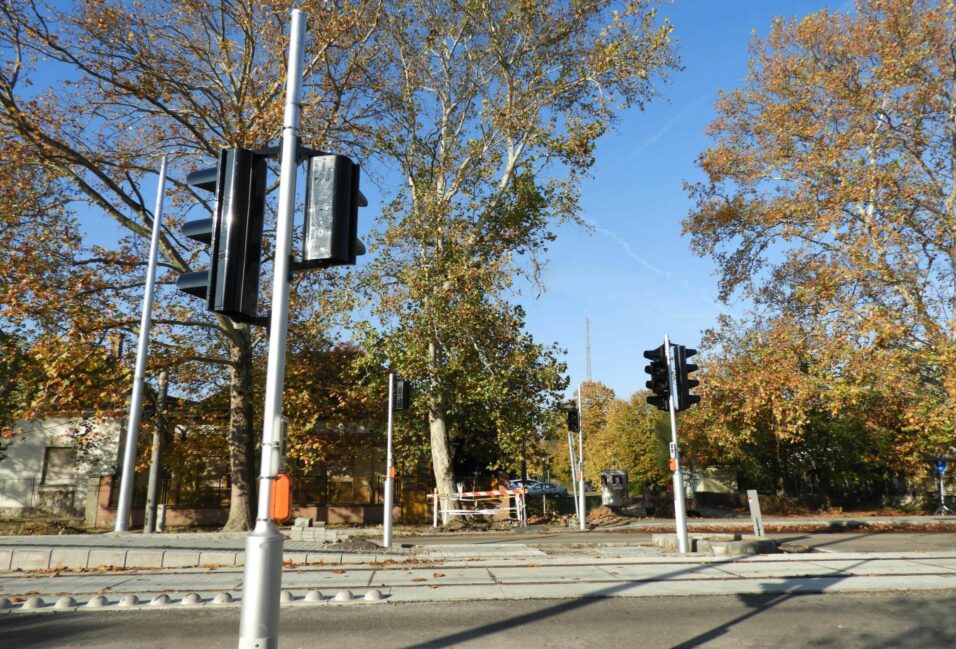 Elhelyezték a tram-train jelzőlámpáit az Ady Endre utcán 2