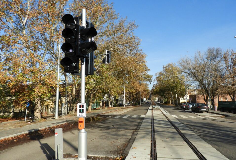 Elhelyezték a tram-train jelzőlámpáit az Ady Endre utcán 5