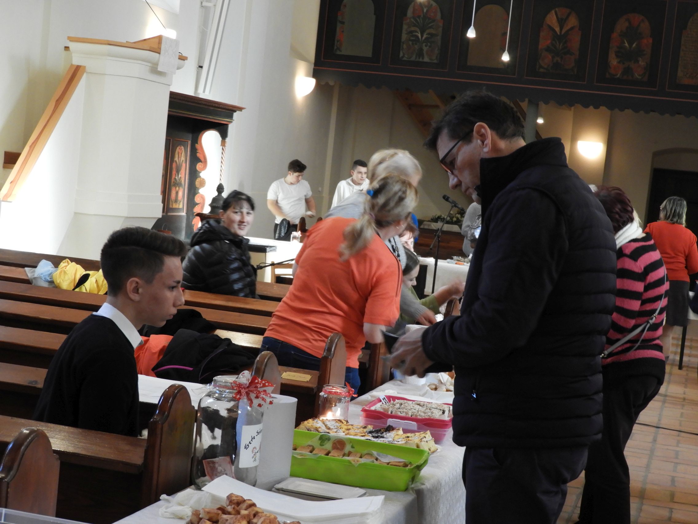 Gyorsan gyűltek a nagy tálca sütemények az Ótemplomban 7