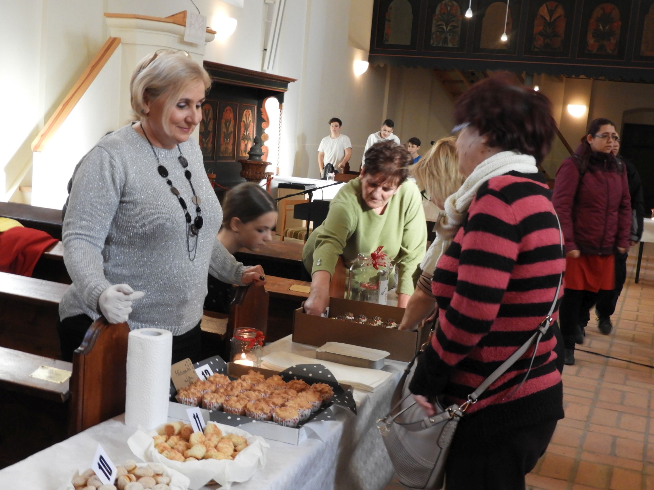 Gyorsan gyűltek a nagy tálca sütemények az Ótemplomban 8