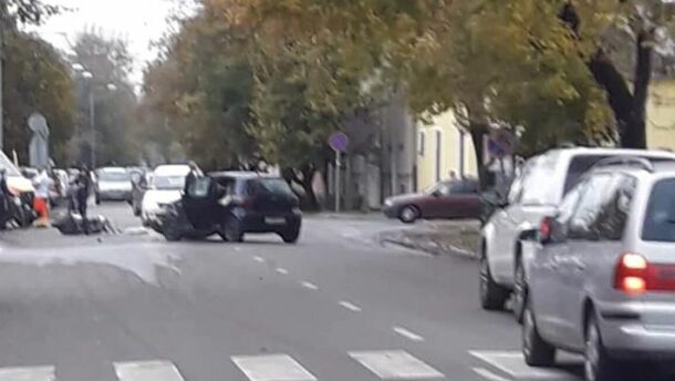 Motorost ütöttek el a mentőállomásnál