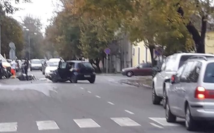 Motorost ütöttek el a mentőállomásnál