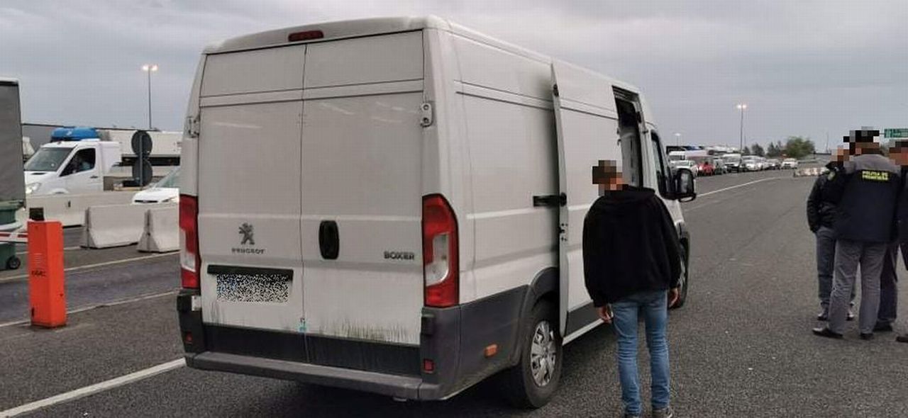 Tizenegy határsértőre és egy embercsempészre leltek Csanádpalotán 3