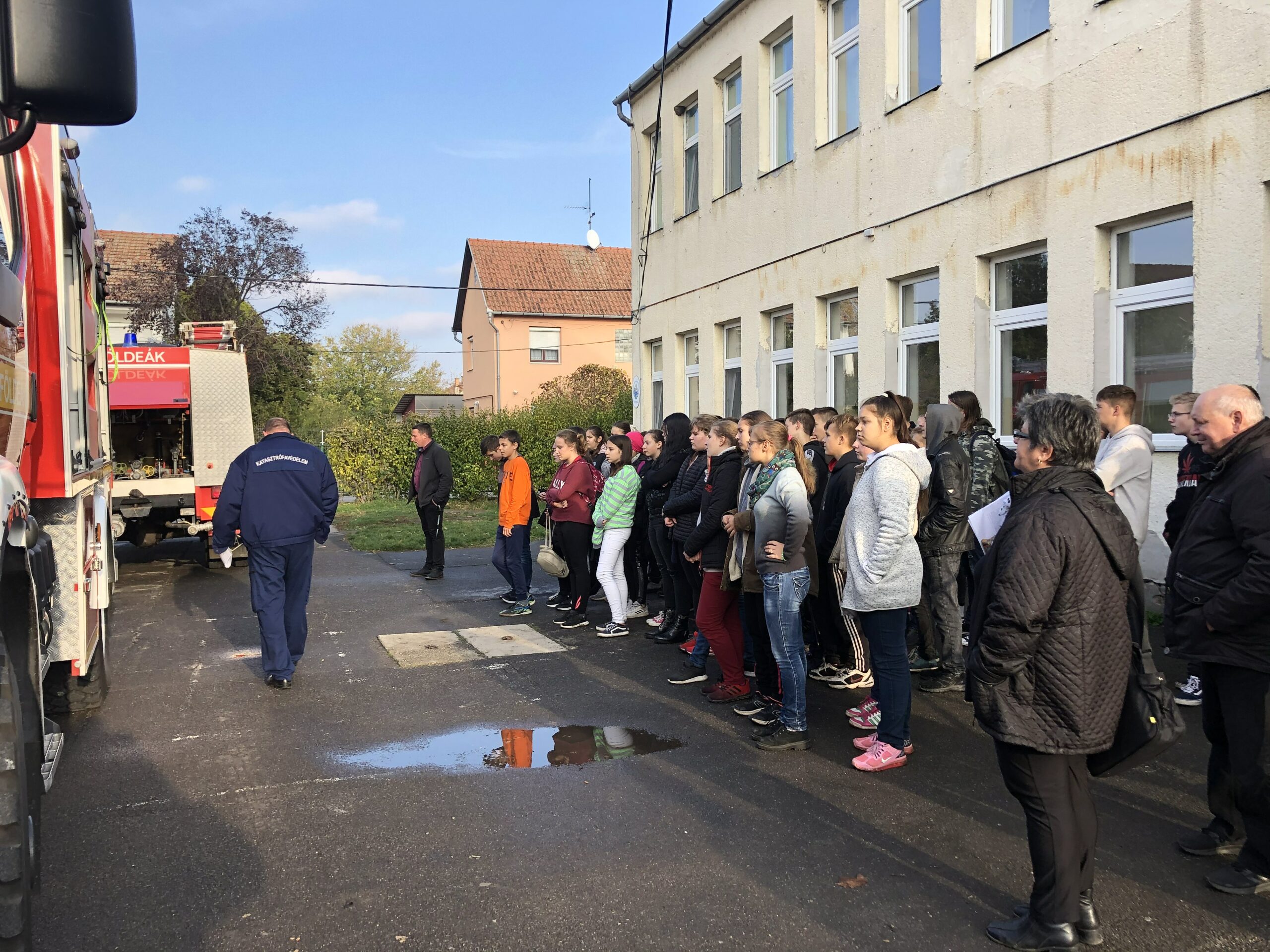 Új tűzoltóautót mutattak be Földeákon 1