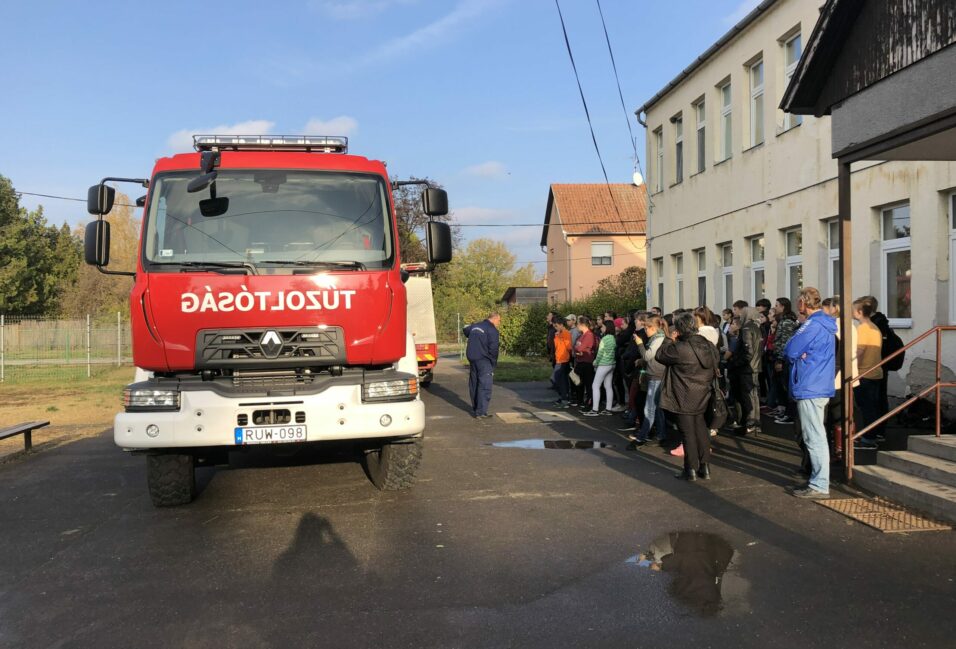 Új tűzoltóautót mutattak be Földeákon