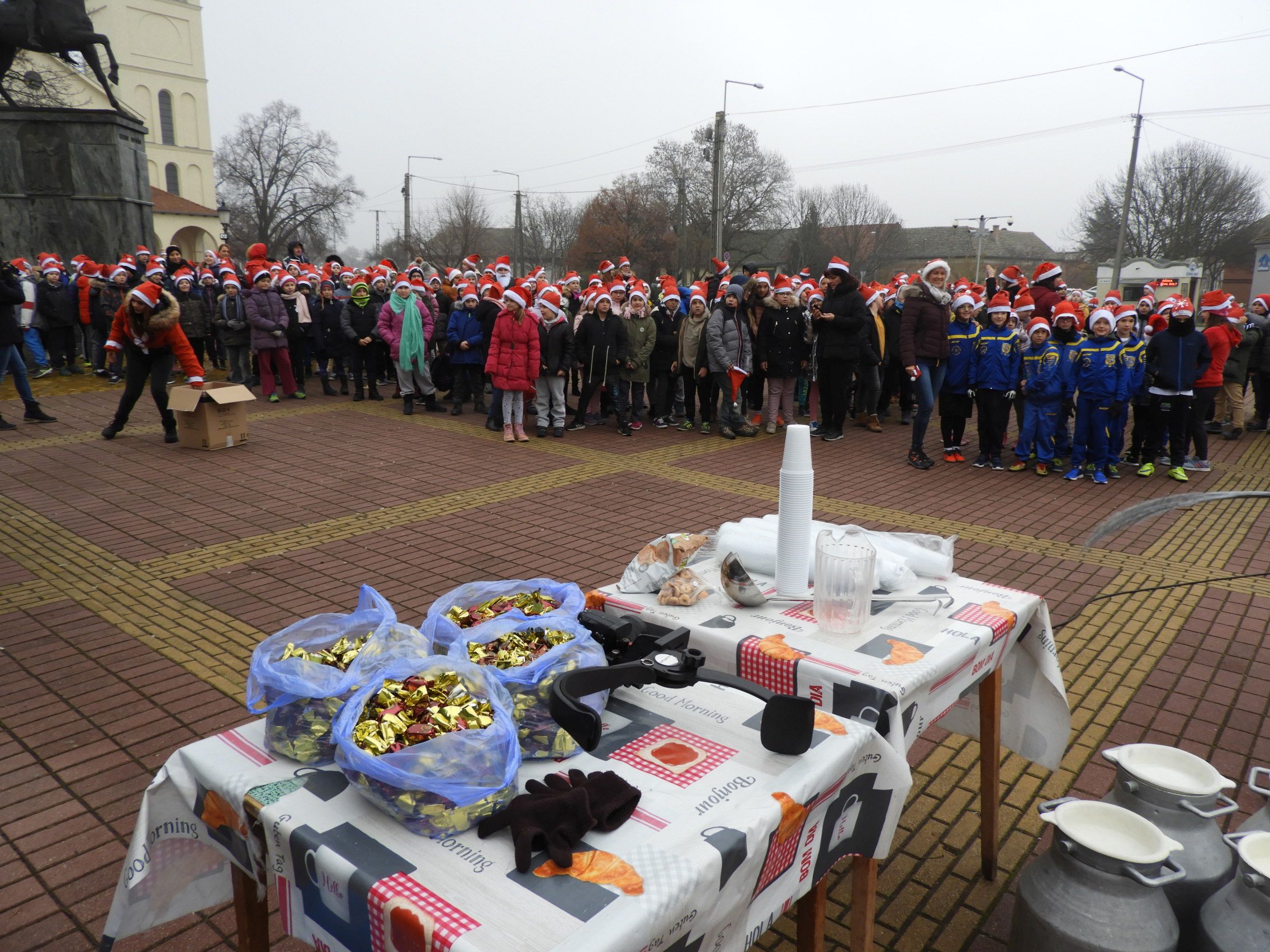 Több mint háromszázan futottak a Mikulással a Szent István téren 3