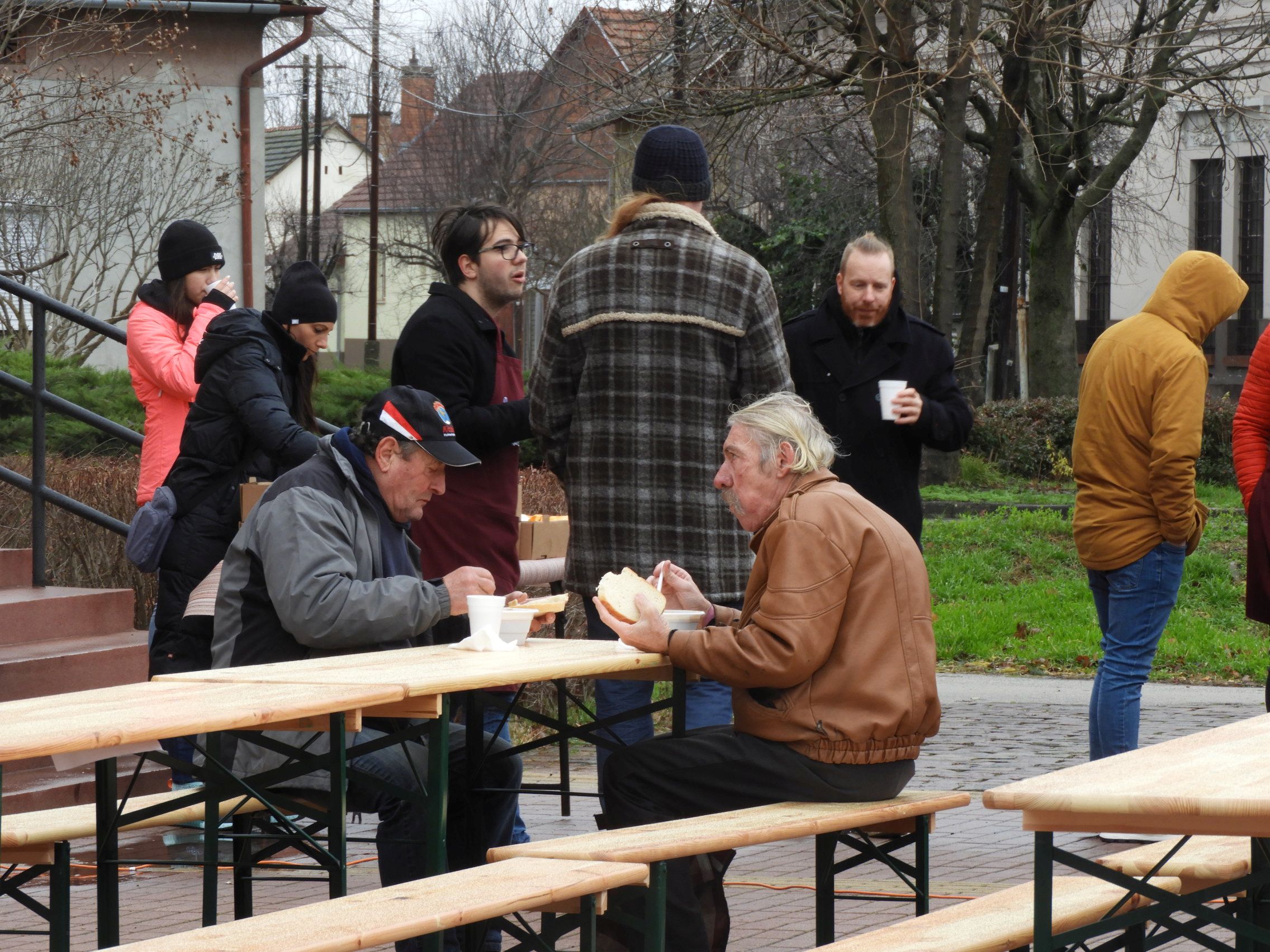 Babgulyást, teát és sütit kaptak a rászorulók a Szeretem Vásárhelyttől 10