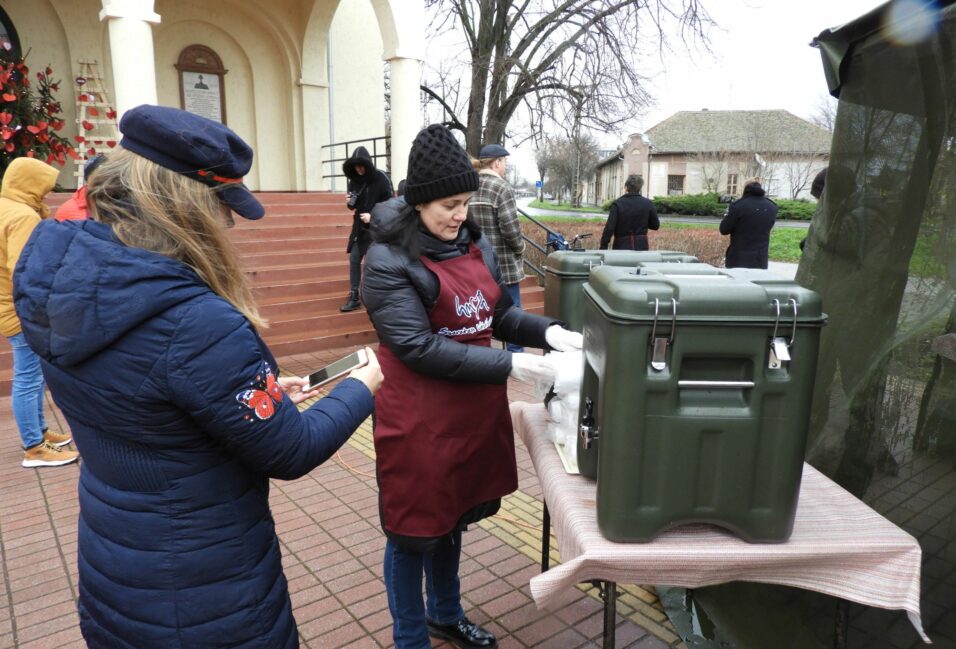 Babgulyást, teát és sütit kaptak a rászorulók a Szeretem Vásárhelyttől 8