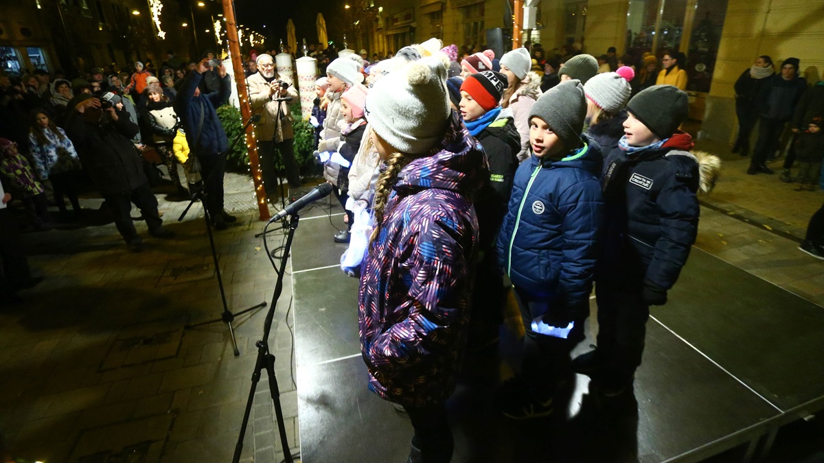 Ég az első gyertya Vásárhely adventi koszorúján 9