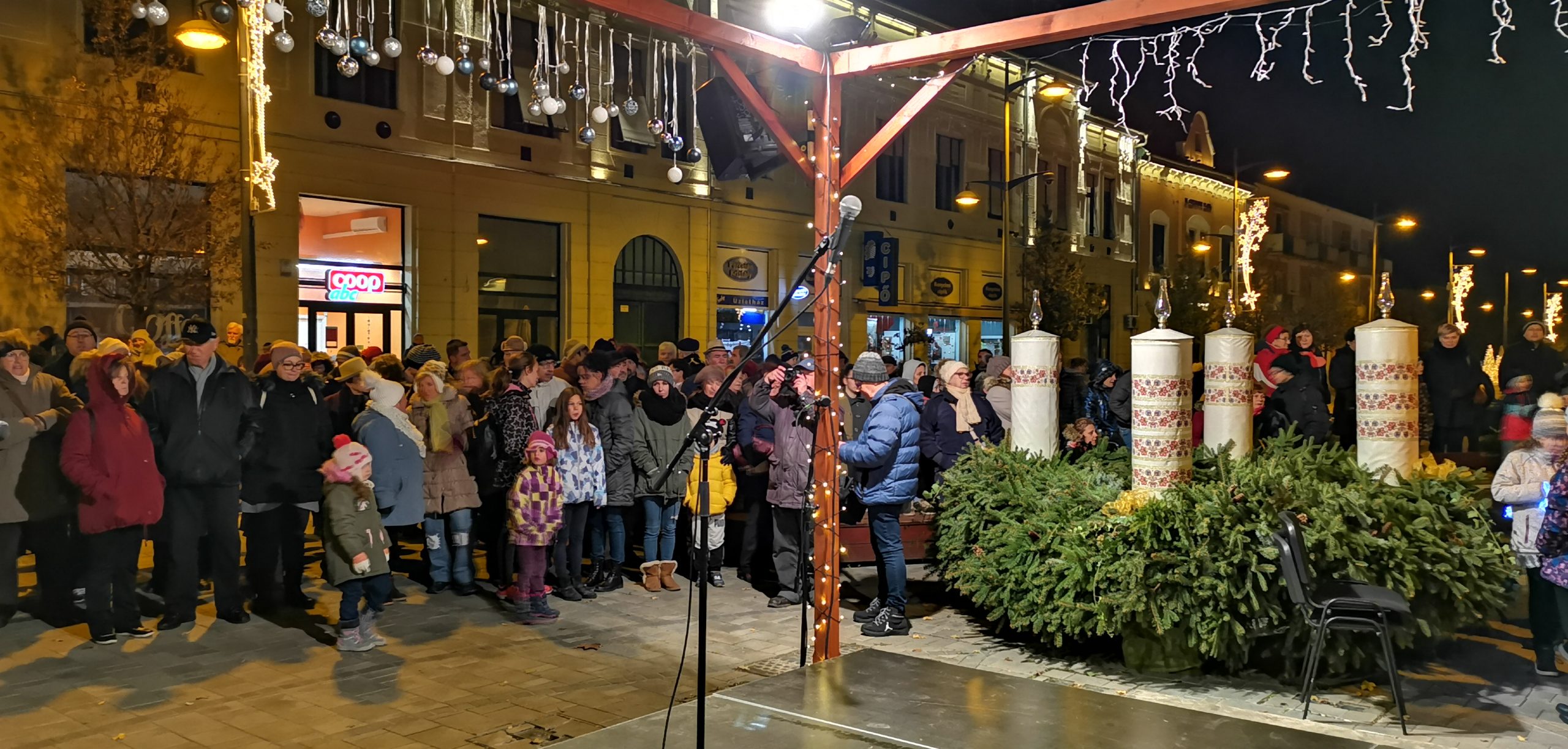 Ég az első gyertya Vásárhely adventi koszorúján 10