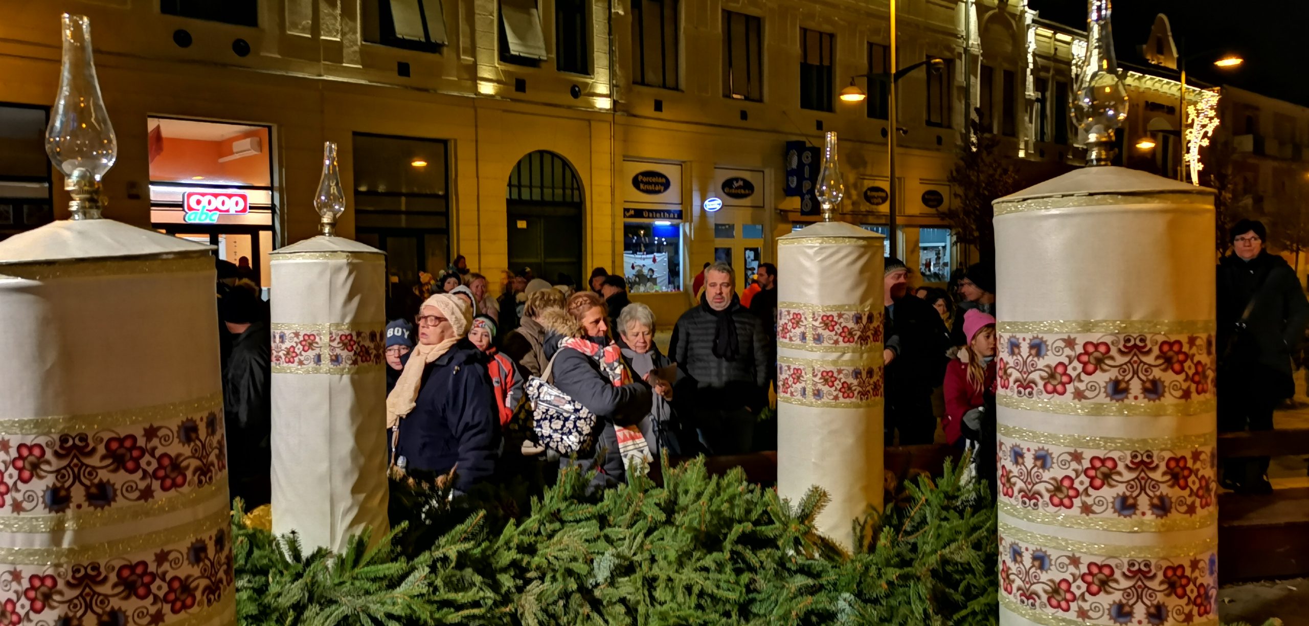 Ég az első gyertya Vásárhely adventi koszorúján 11