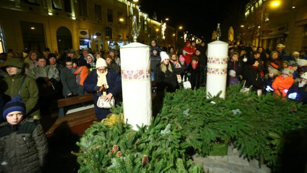 Ég az első gyertya Vásárhely adventi koszorúján 5