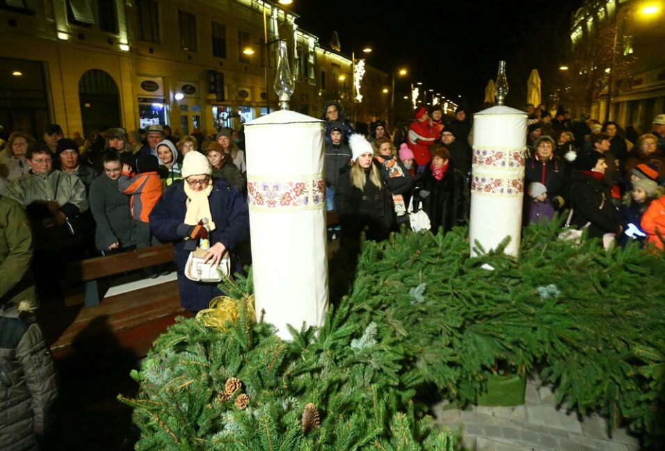 Ég az első gyertya Vásárhely adventi koszorúján 5