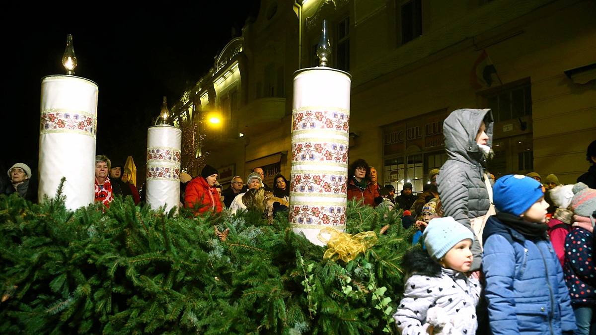 Galambos Kornélné gyújtotta meg a harmadik gyertyát Vásárhelyen 12