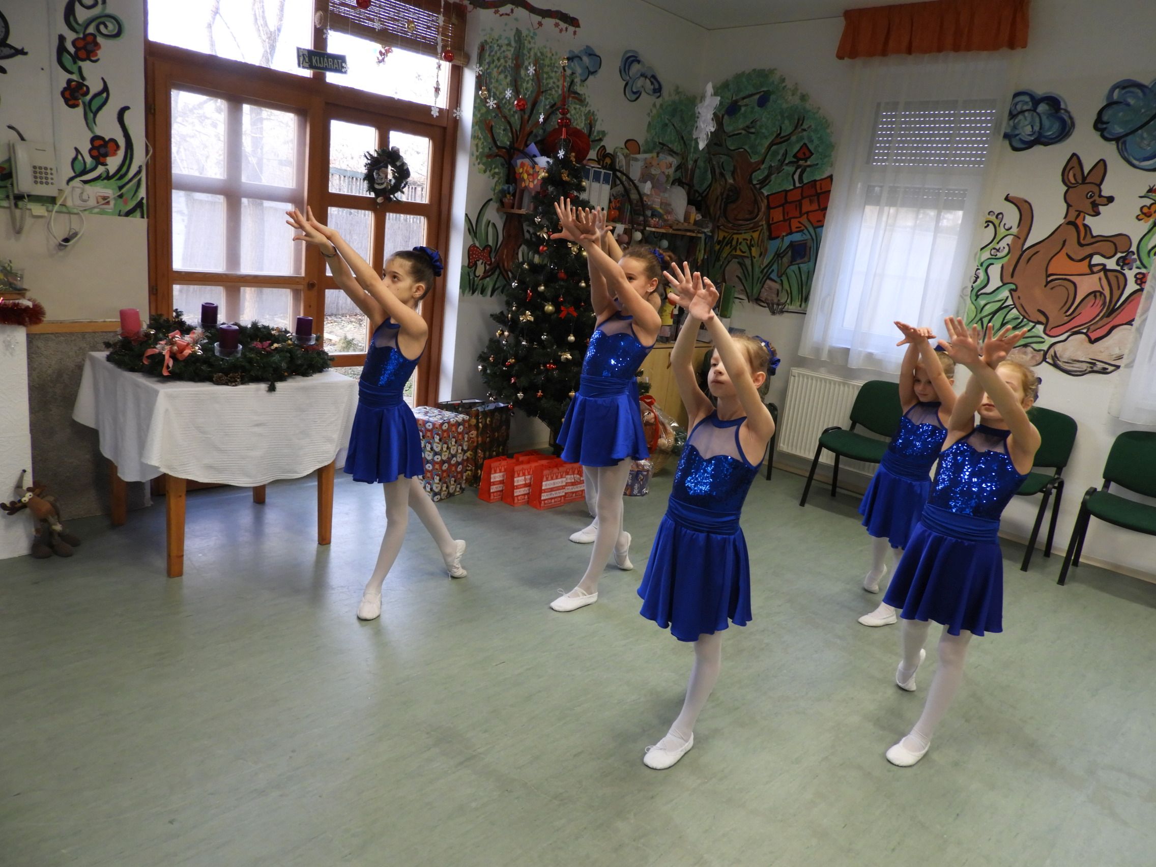 Táncműsorral és adományokkal kedveskedtek a Csodaház lakóinak