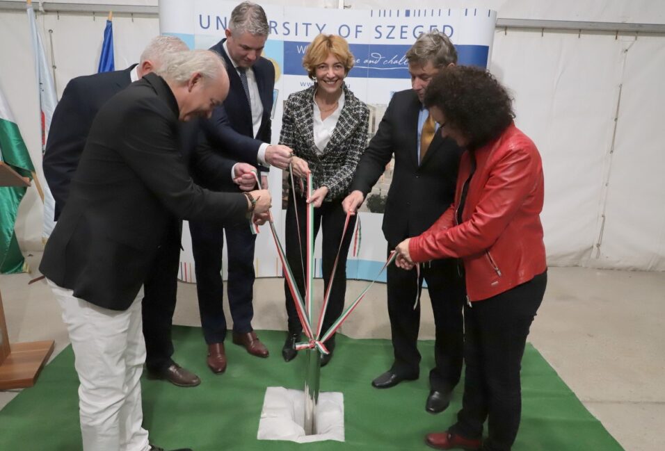 A közép-európai régió legmodernebb biobankjának alapkövét tették le a Szegedi Tudományegyetem 2